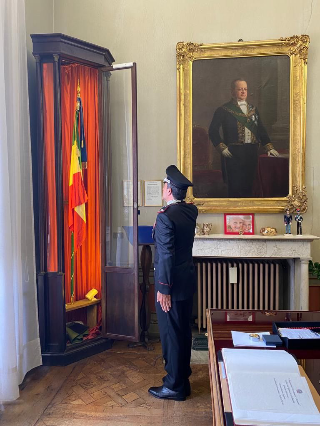 Il generale Di Stasio rende omaggio a Moncalieri alla bandiera di guerra